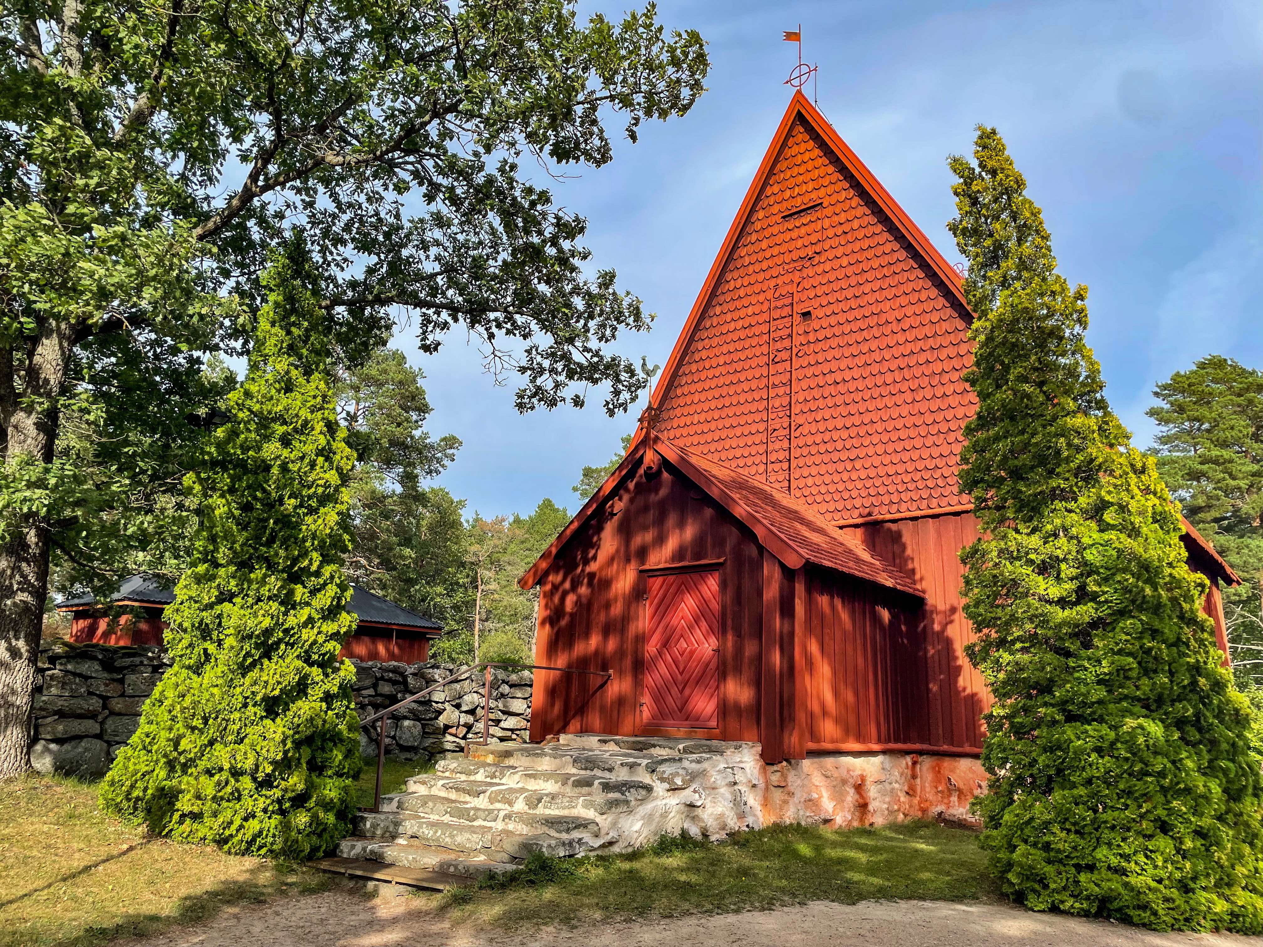 Högmässa i Sottunga bild på sottunga kyrka